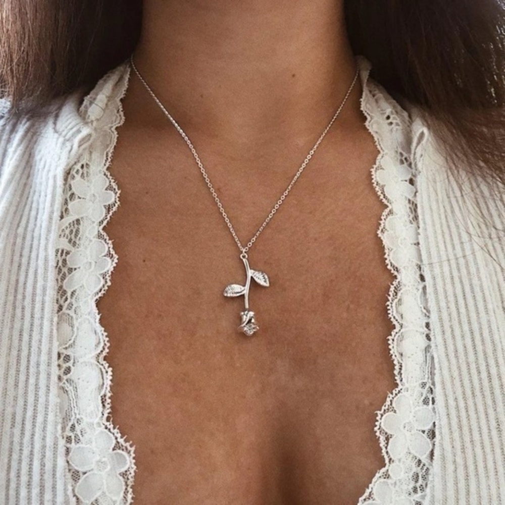 3/$30 🤍 Silver Rose Flower Pendant Necklace